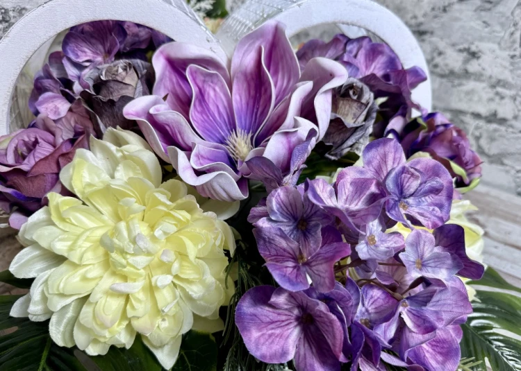 w fiolecie wspomnien komplet na cmentarz w bialym koszu serce z fioletowo rozowa magnolia piwoniami i hortensja piankowa magnolia fioletowo rozowa ciemna piwonia fioletowa hortensja kremowa dalia wklad do wazonu kwiaty na cmentarz
