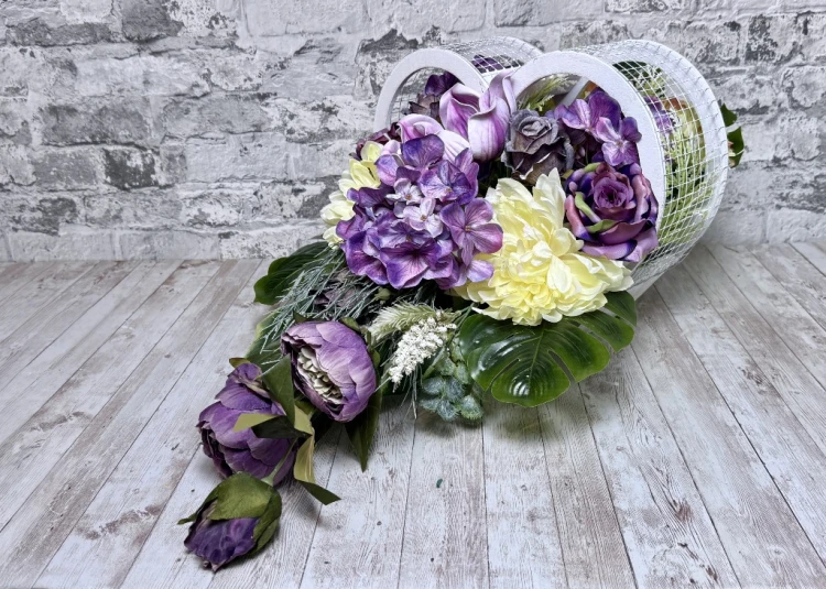 w fiolecie wspomnien komplet na cmentarz w bialym koszu serce z fioletowo rozowa magnolia piwoniami i hortensja piankowa magnolia fioletowo rozowa ciemna piwonia fioletowa hortensja kremowa dalia wklad do wazonu kwiaty na cmentarz