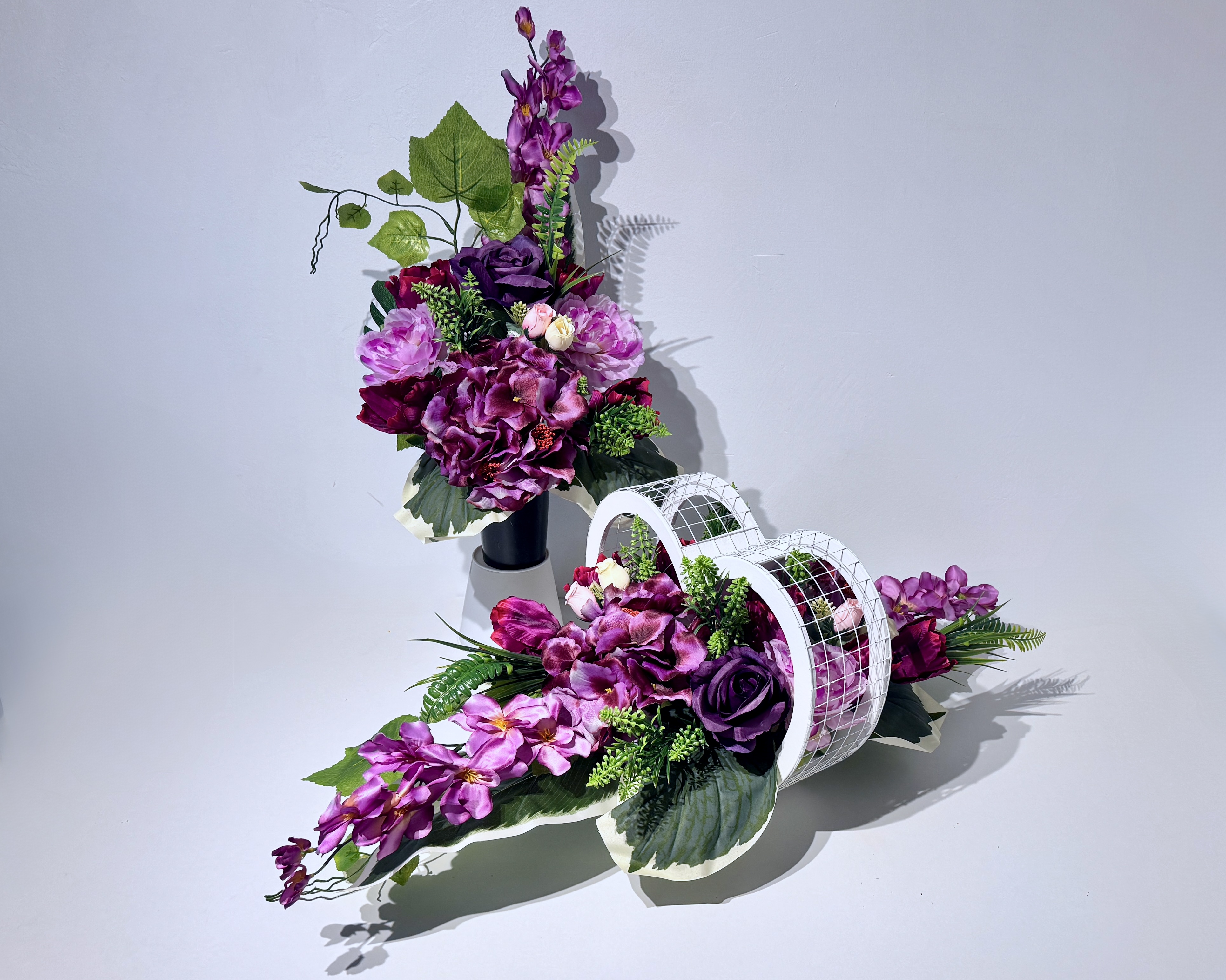 Komplet nagrobny - kosz w kształcie serca i bukiet do wazonu