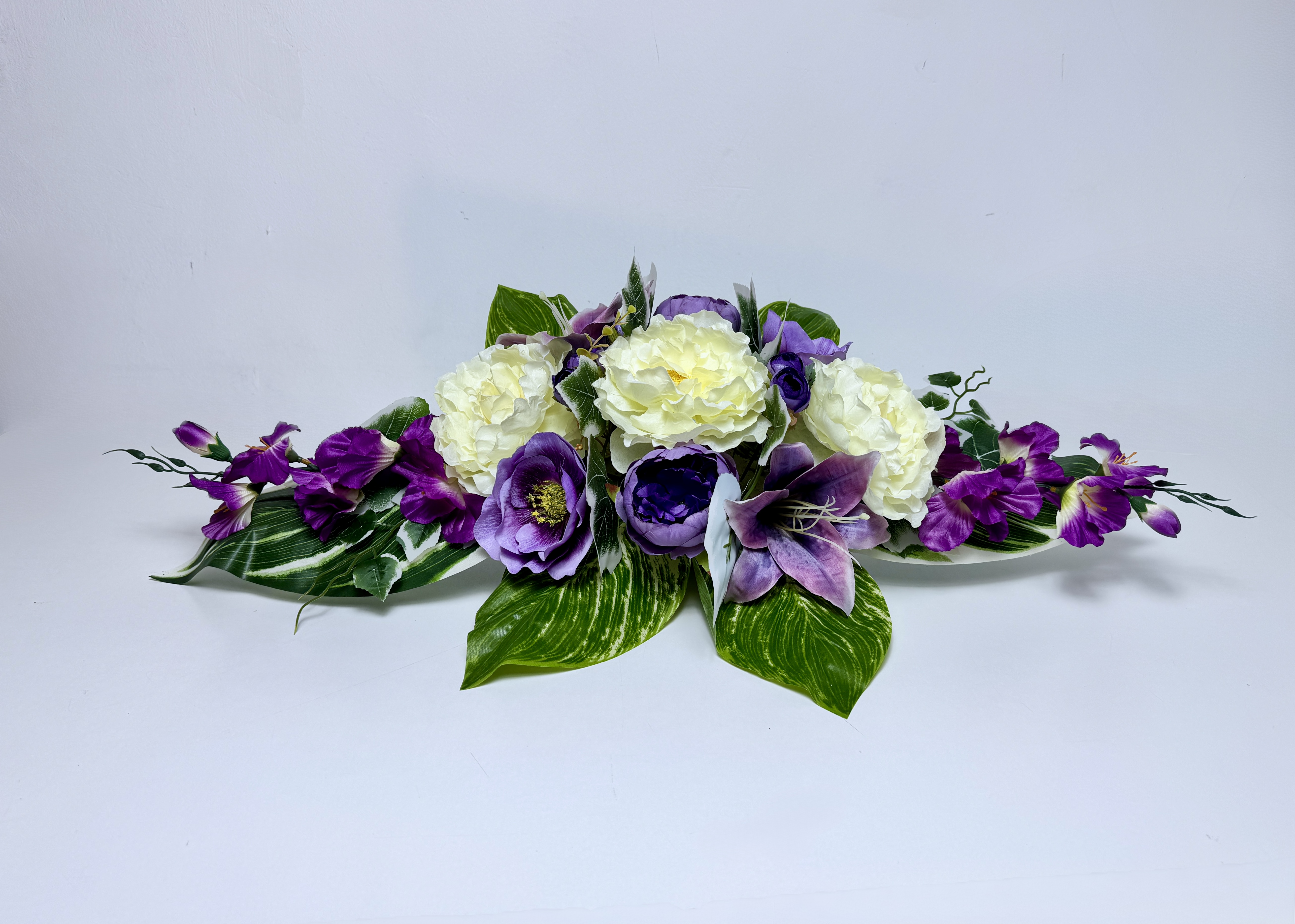 Elegancki stroik na cmentarz z róż i piwonii