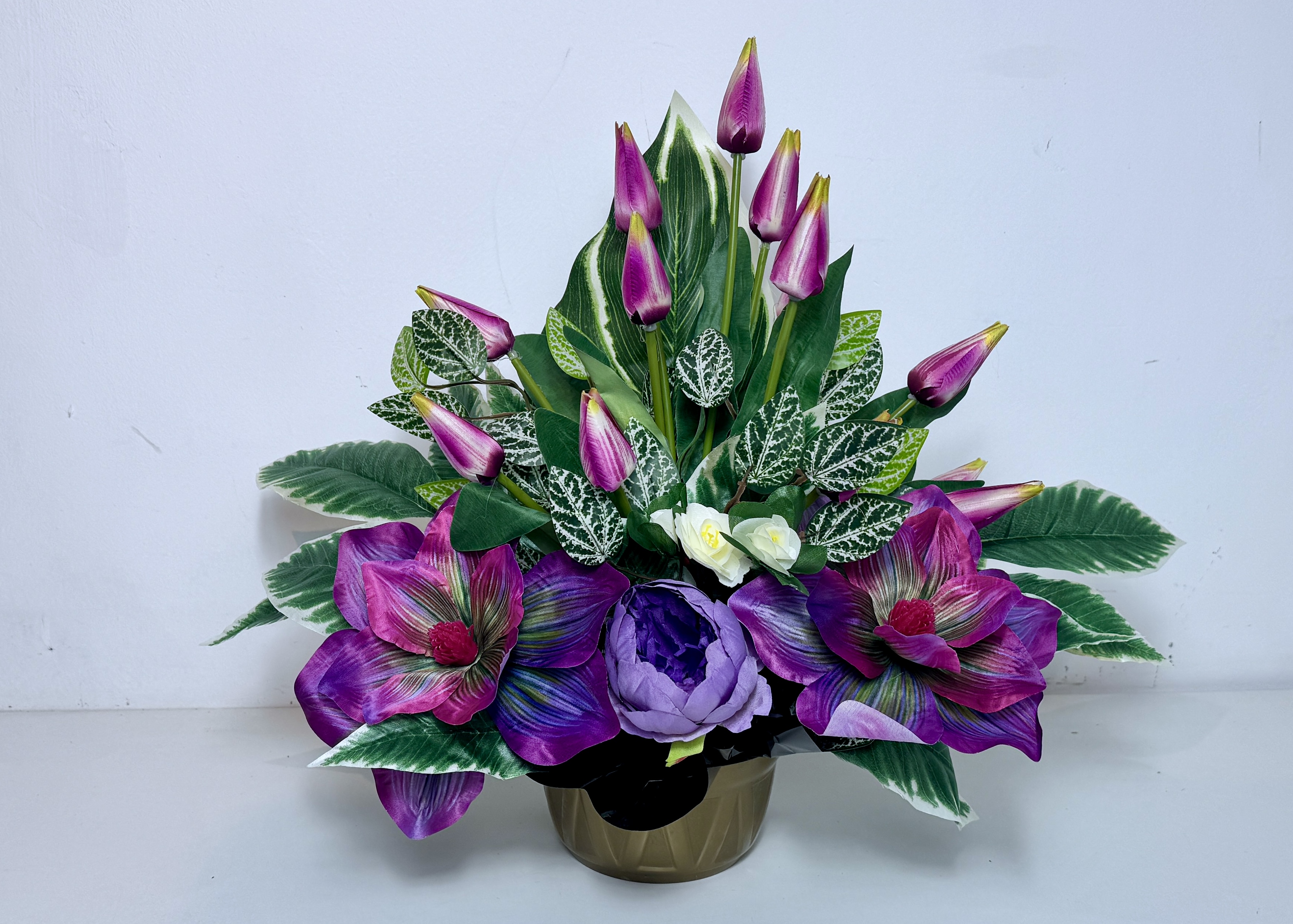 Stroik na cmentarz z fioletowymi tulipanami