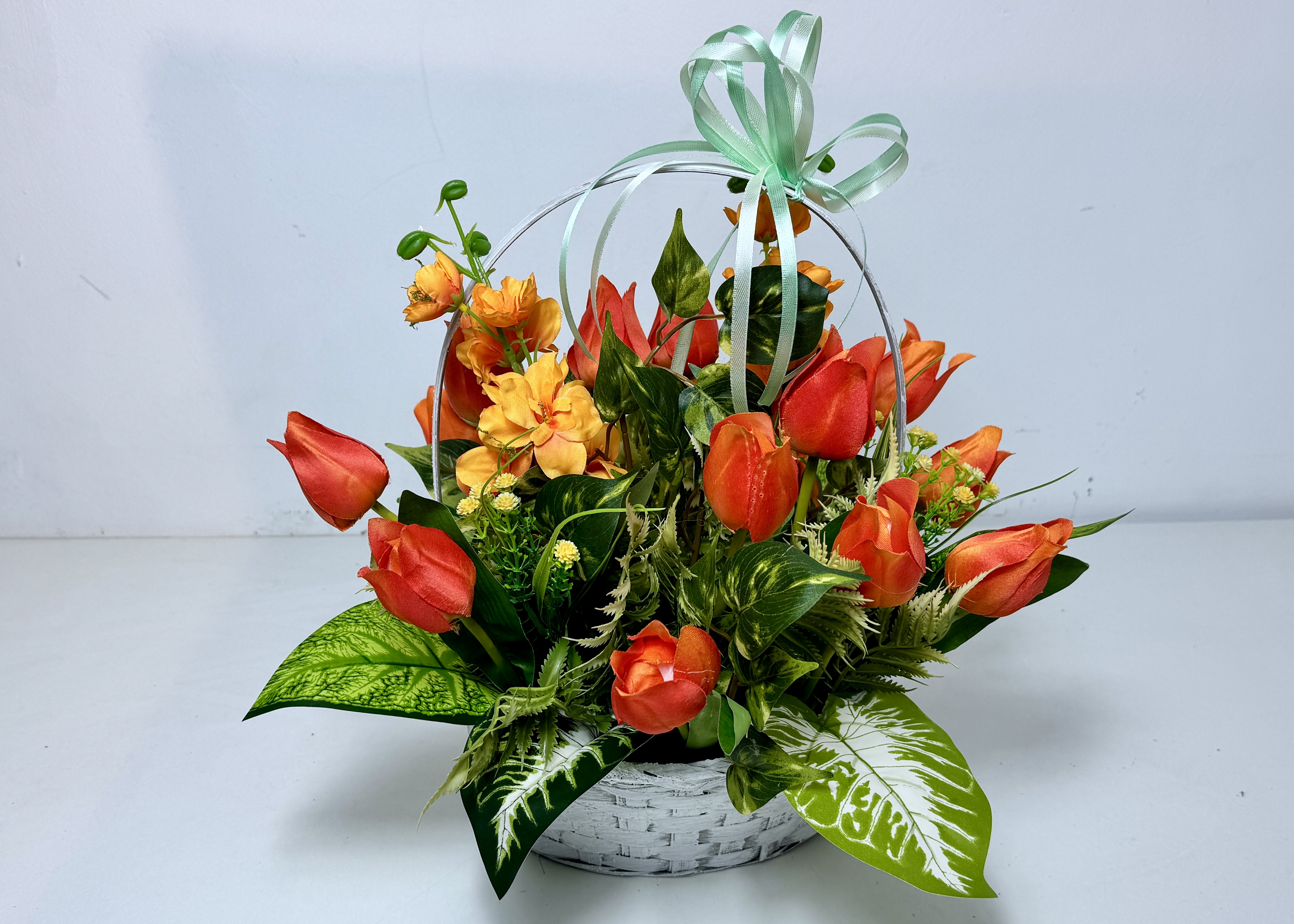 Wielkanocny stroik - kosz z pomarańczowymi tulipanami