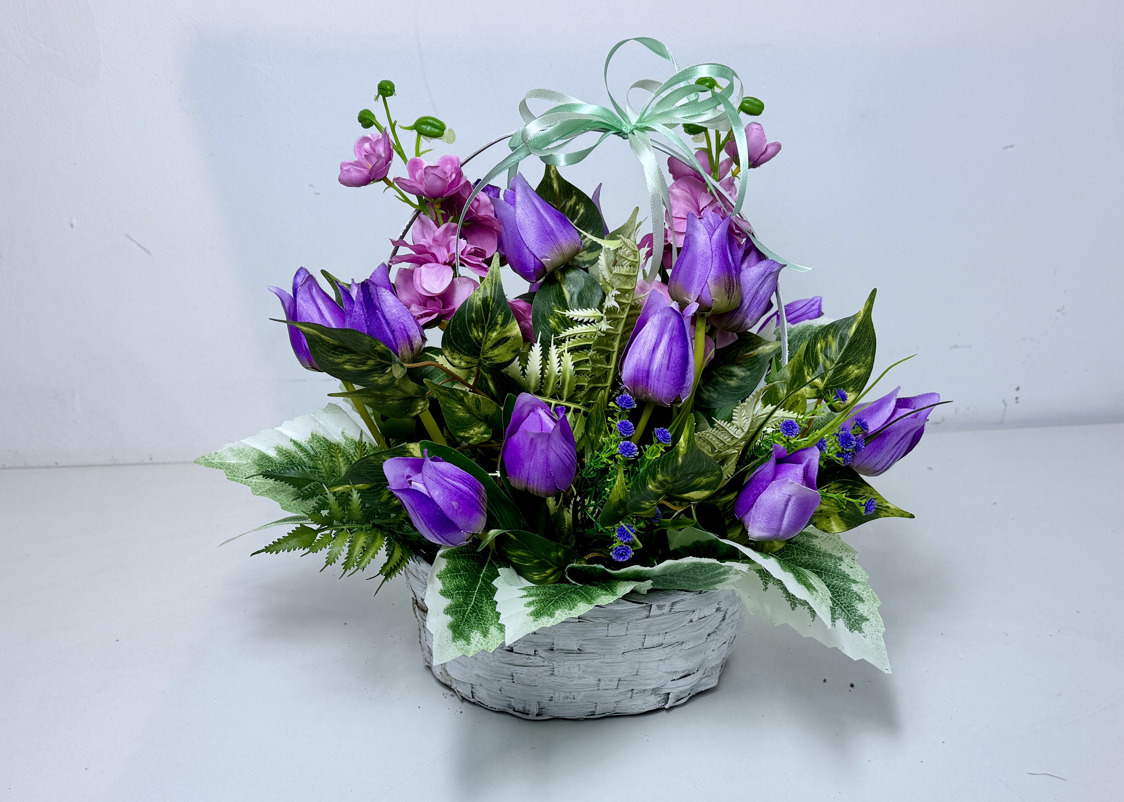 Fioletowe Tulipany na cmentarz w koszu