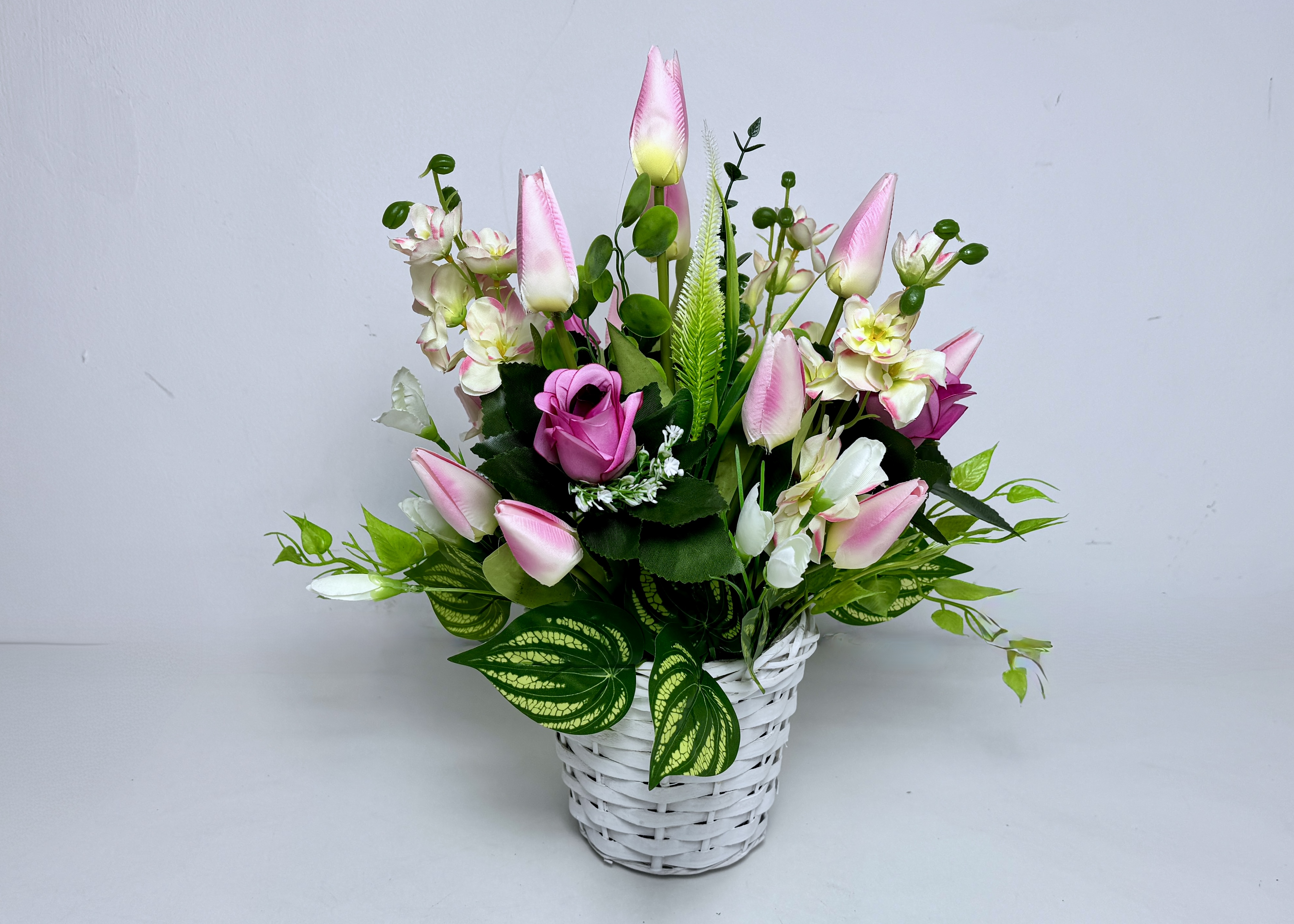 Elegancki nowoczesny kosz z różowymi tulipanami ozdoba wielkanocna do domu