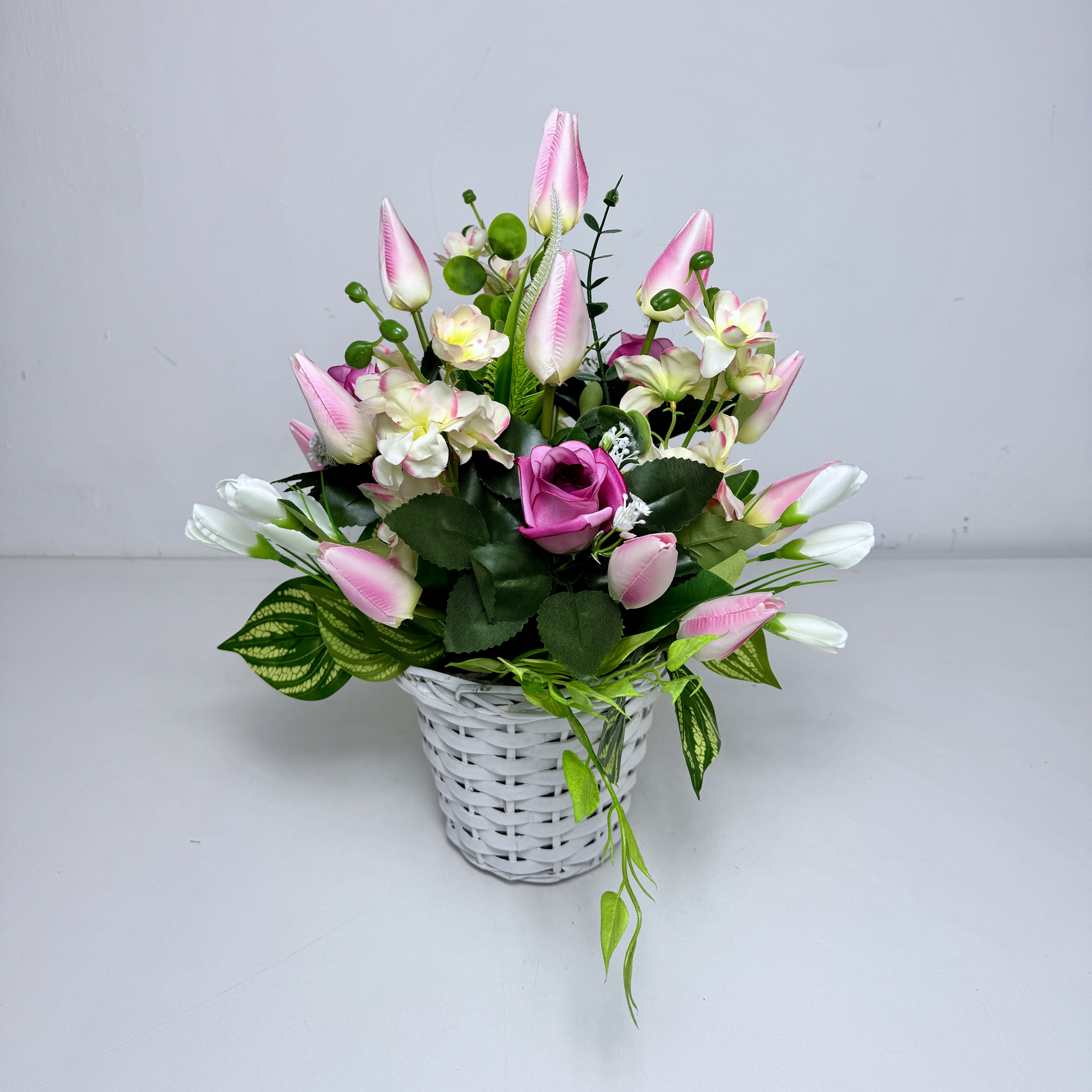 Ogród w różu – Elegancki wiosenny stroik w koszu | Kompozycja z tulipanami
