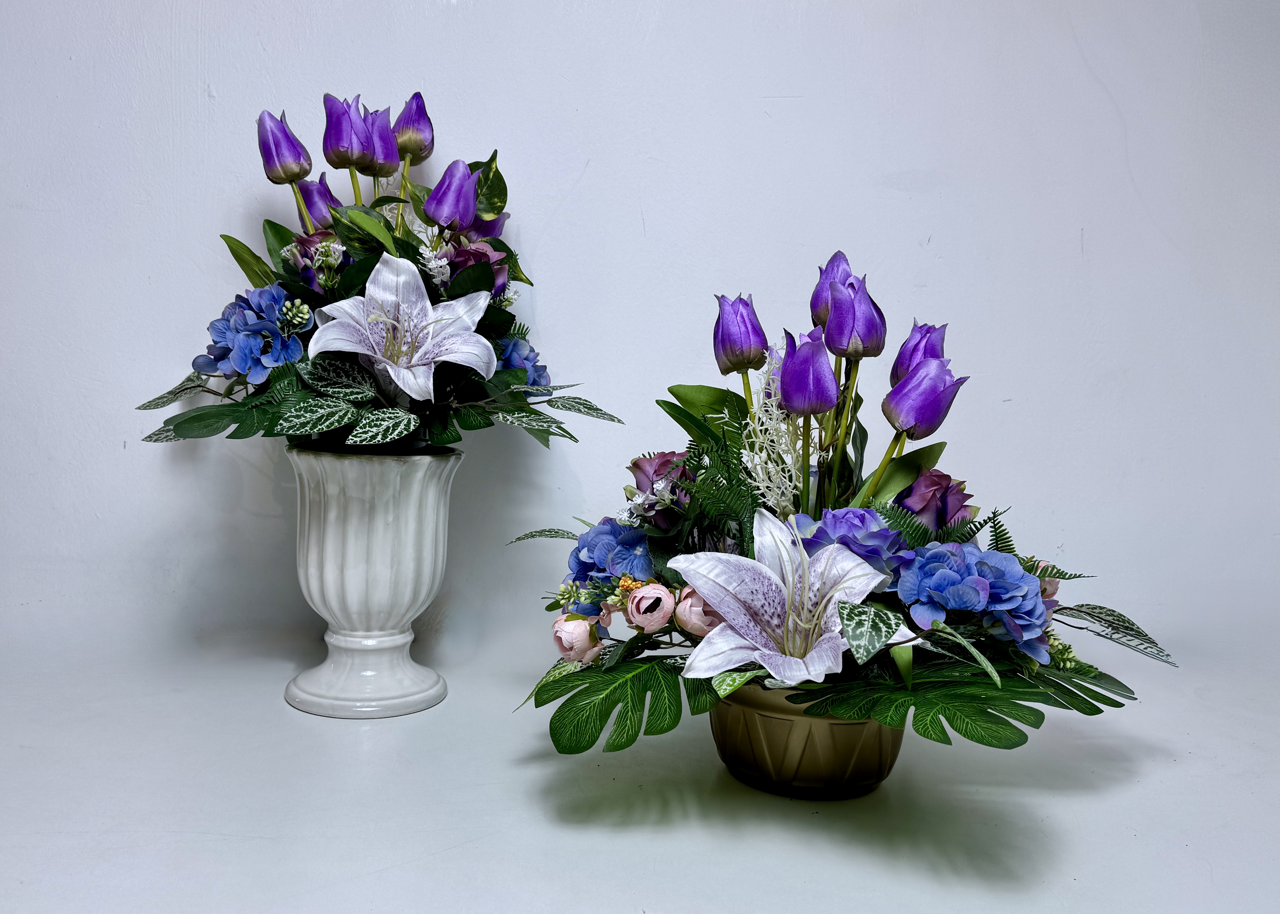 Zestaw kompozycji kwiatowych na cmentarz z tulipanami, hortensjami i liliami