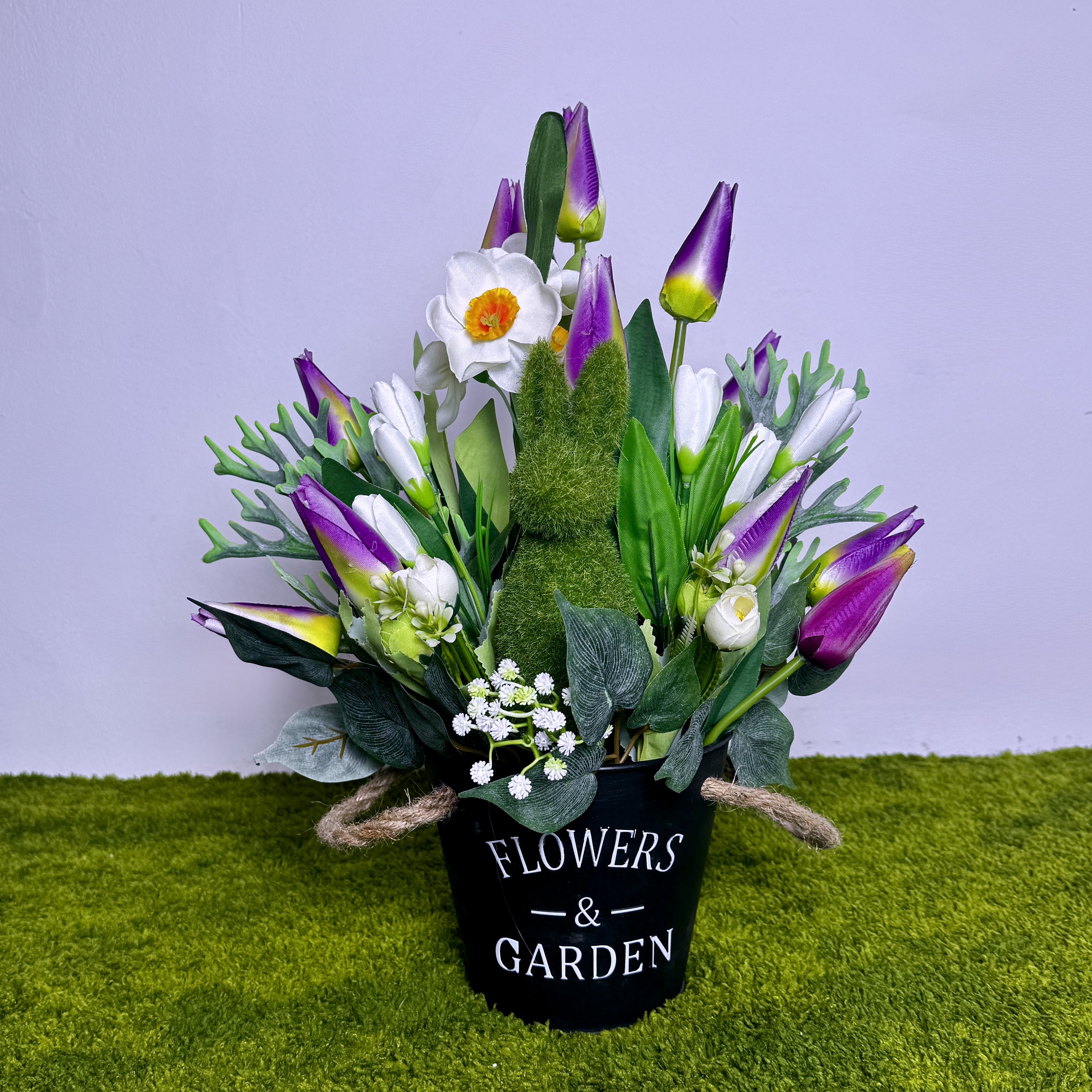 Króliczej wielkanocny z tulipanami