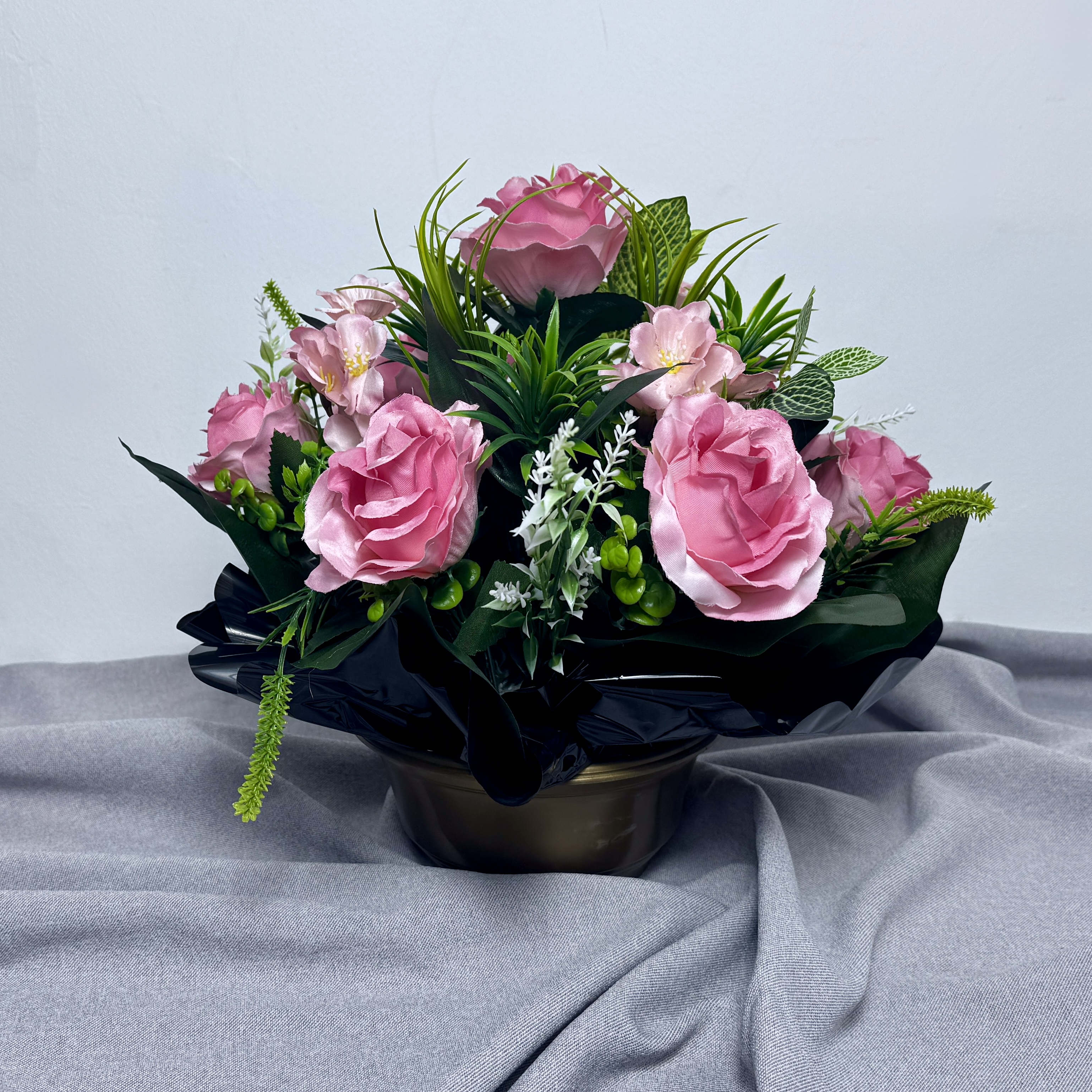 Stroik w donicy, sztuczne róże na cmentarz