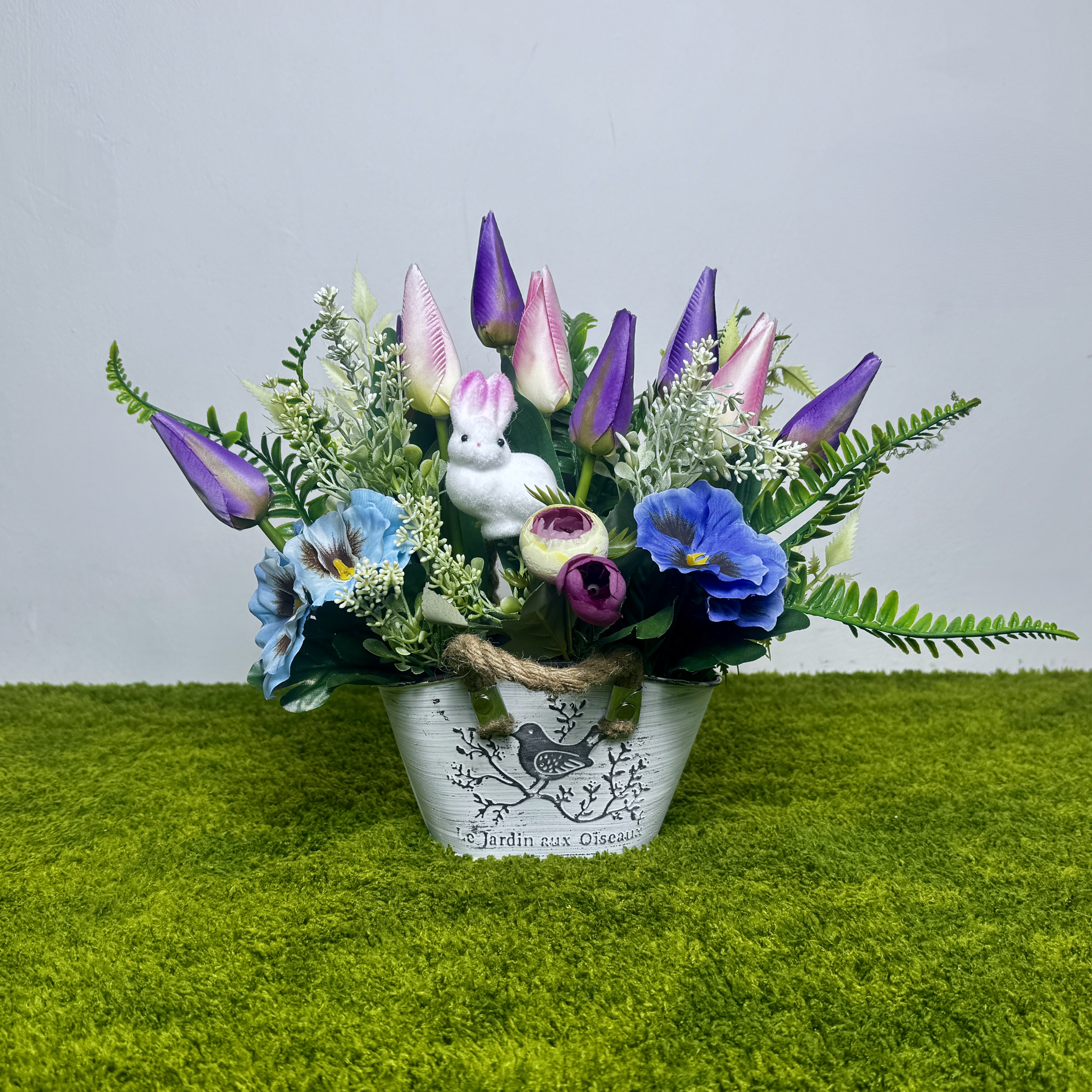 Wielkanocna ozdoba z zajączkiem i tulipanami w metalowej donicy