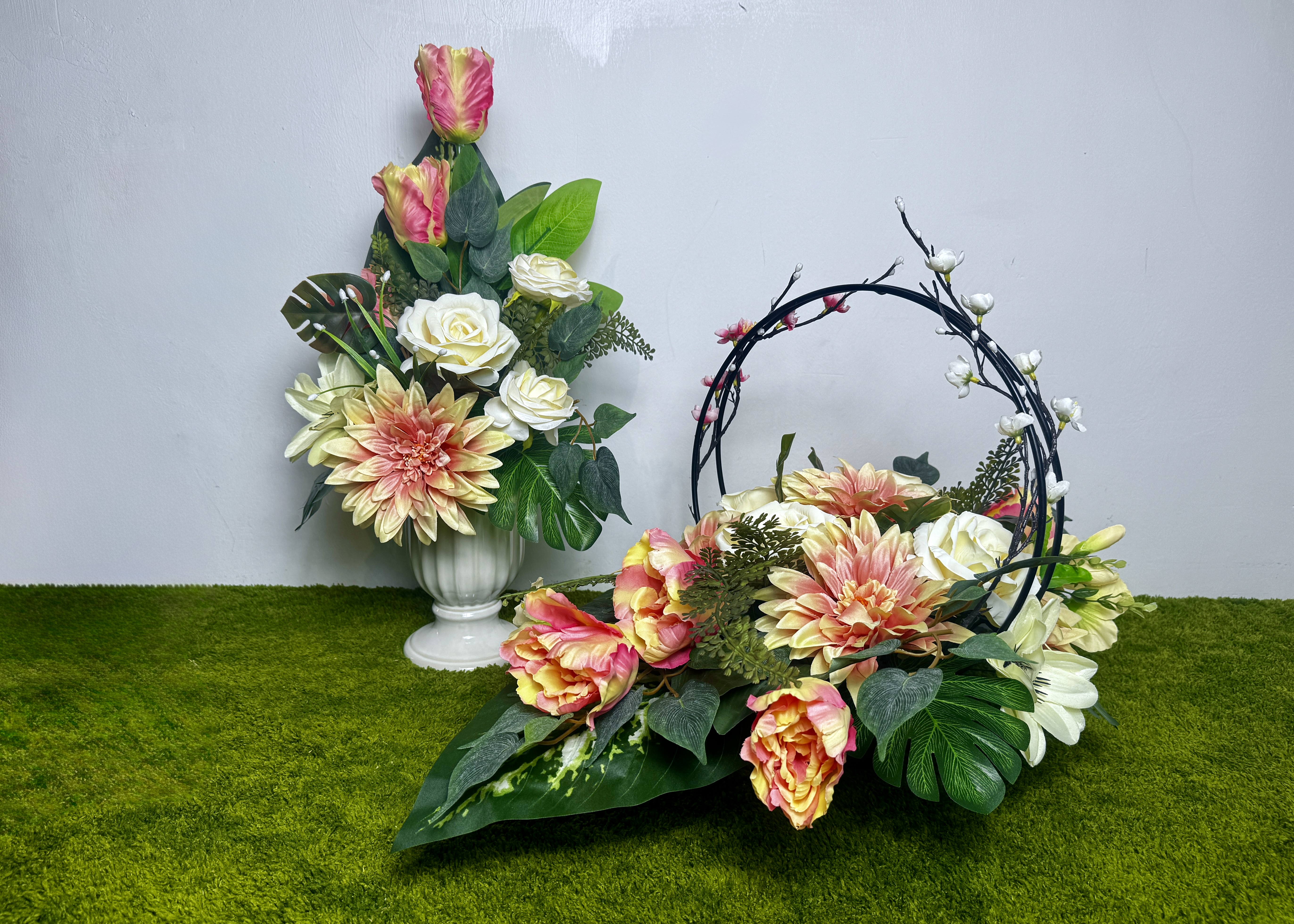 Elegancki wiosenny zestaw na pomnik z tulipanami | Stroik i bukiet do wazonu