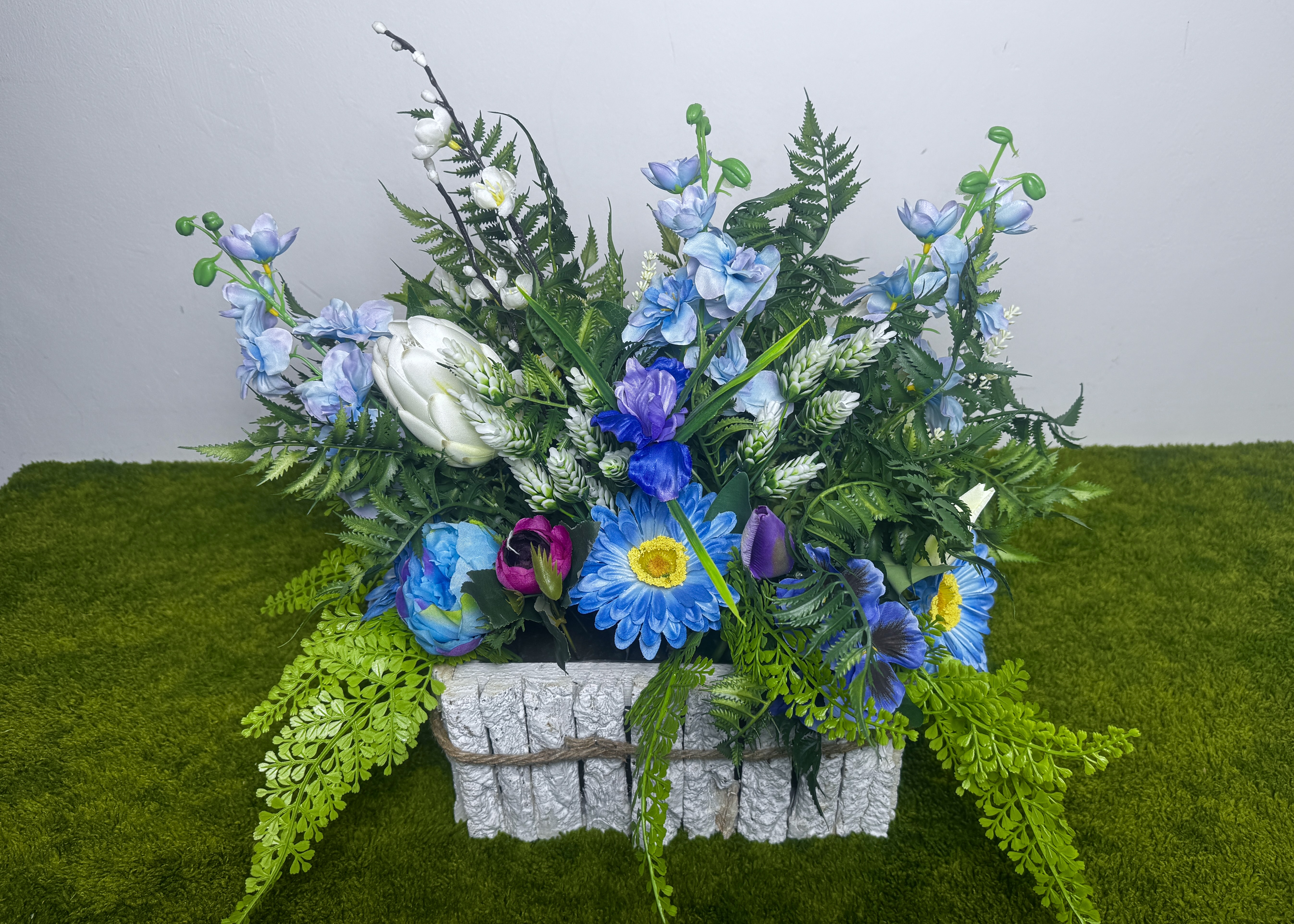 Elegancka kompozycja wiosenna w odcieniach błękitu