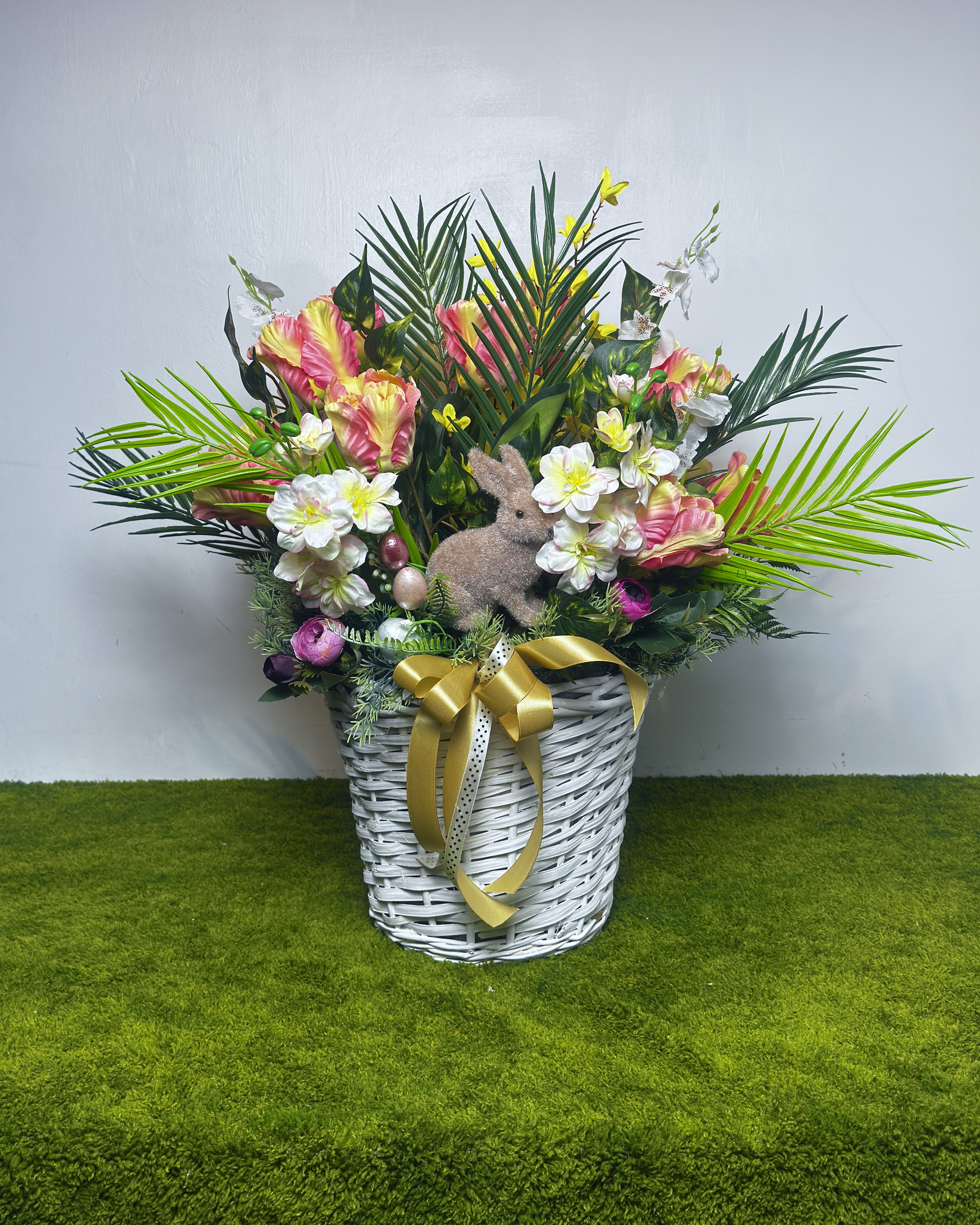 Wysoka ( 70 cm) wielkanocna kompozycja kwiatowa w wiklinowym koszu