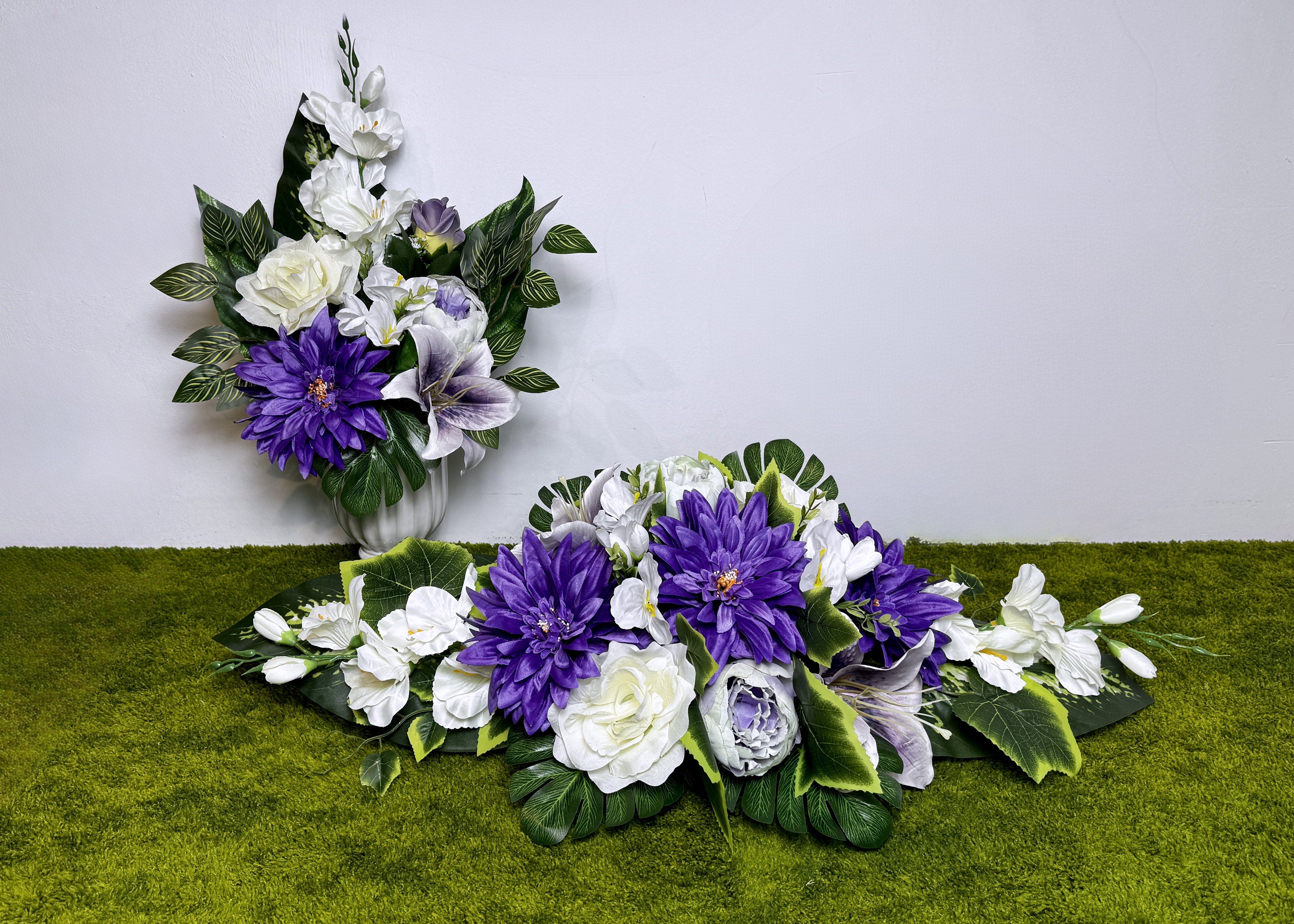 Zestaw nagrobny w odcieniach fioletu i bieli