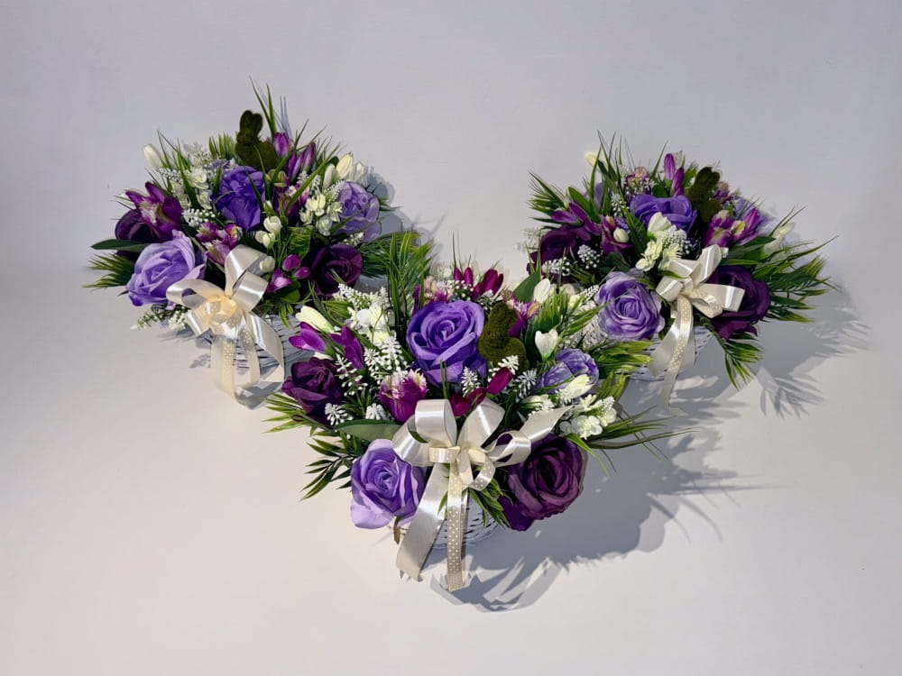 Fioletowy-kosz-wielkanocny-na-cmentarz-Wielkanoc-kompozycja-kwiatowa-w-koszu