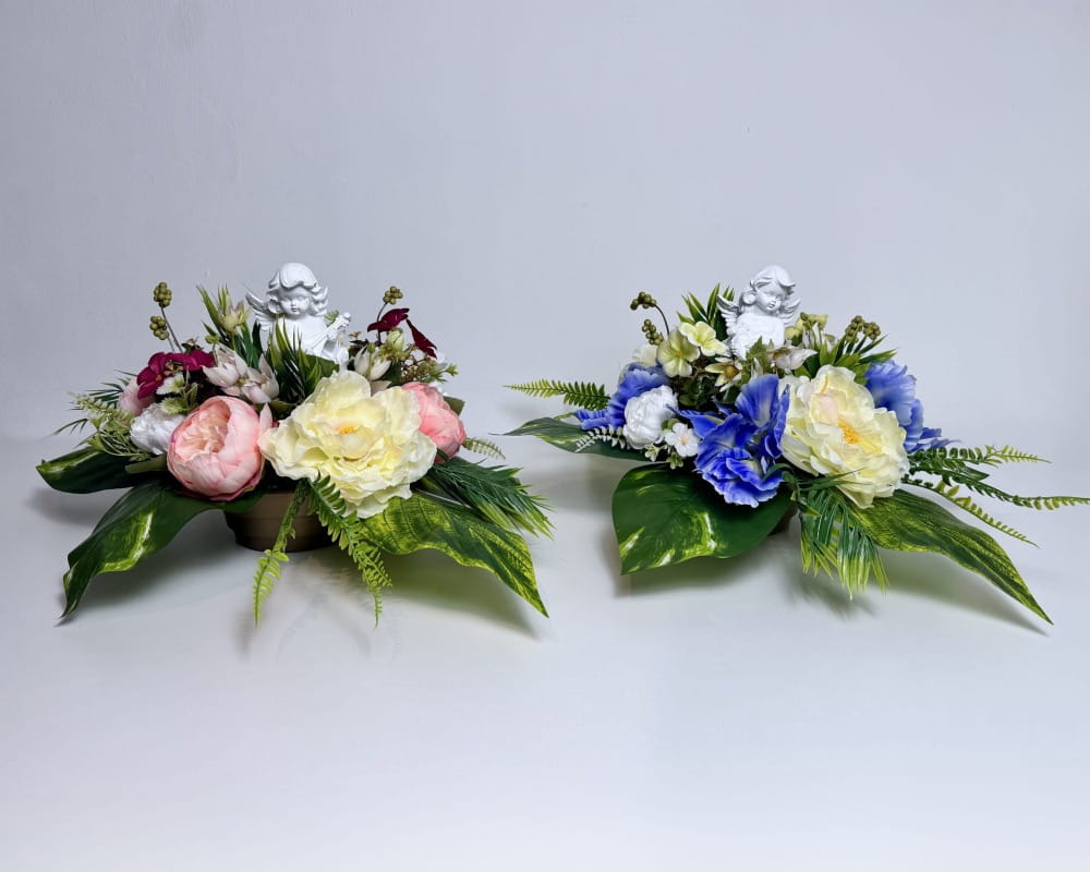 Aniołek - kompozycja kwiatowa z piwoniami i Aniołkiem