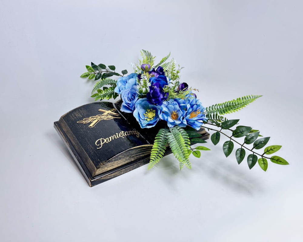 "Pamięć" - ozdobna książka z kwiatową kompozycją z błękicie. Kompozycja ma w sobie polne kwiaty, róży, anemony