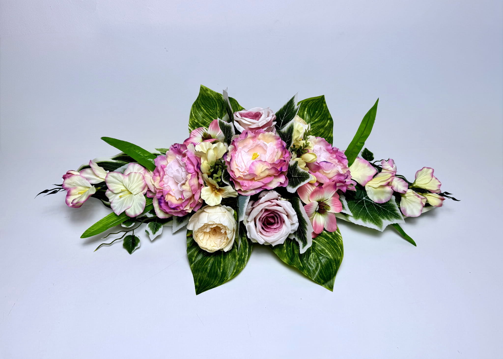 wiosenna-kompozycja-na-grob-rozowe-peonie-i-roze-stroik-cmentarny