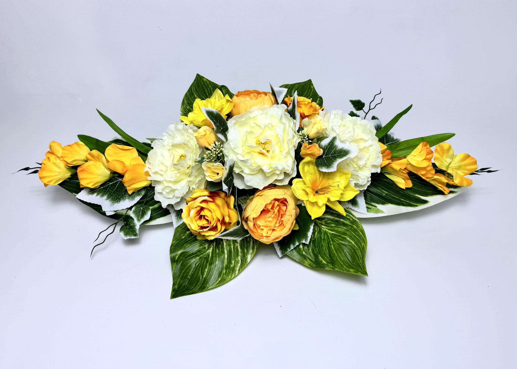 wiosenny-stroik-na-grob-zolte-roze-peonie-dekoracja-nagrobna