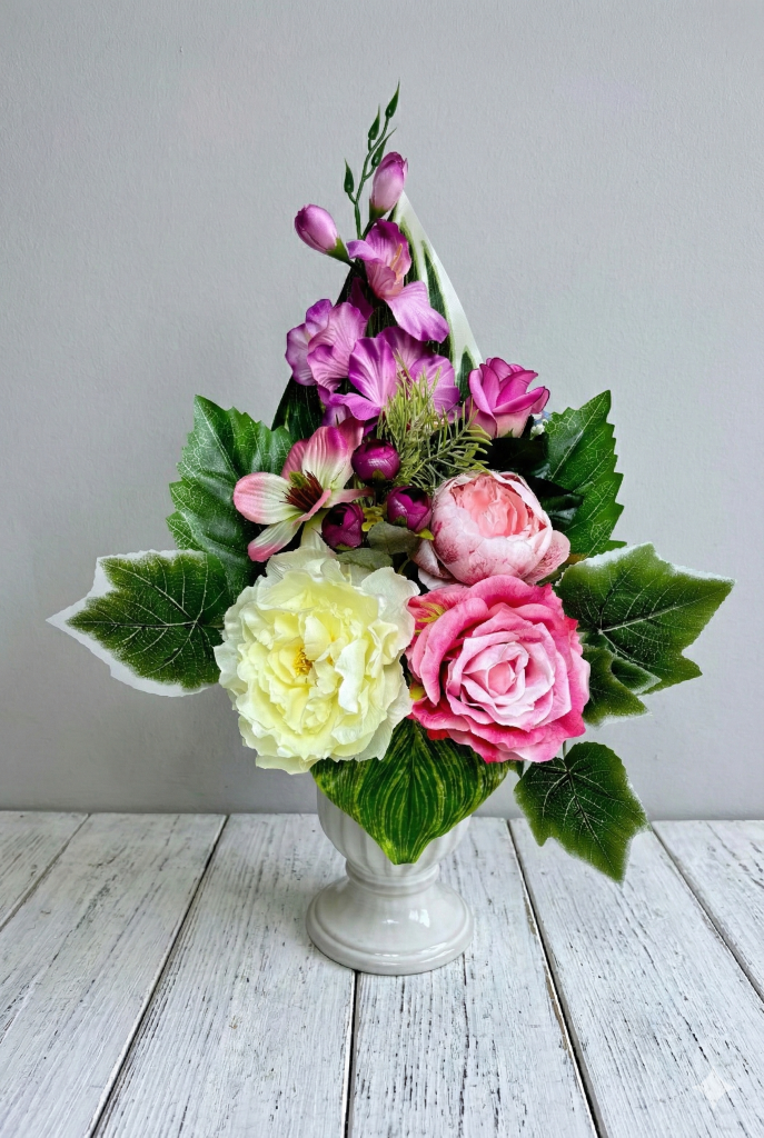 rozowo-fioletowa-kompozycja-nagrobna-piwonie-roze-puchar