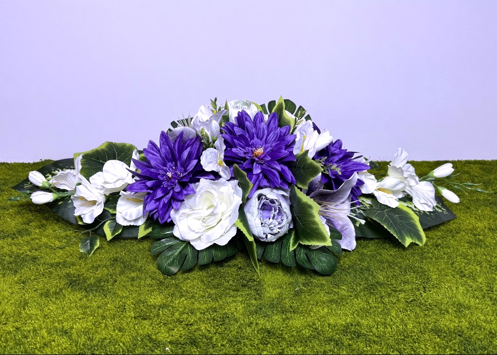 fioletowe dalie białe róże lilie mieczyki wiązanka na cmentarz kompozycja nagrobna złota donica podłużna Kwiaty pro kwiaty sztuczne jak żywe stroik nagrobny dekoracja funeralna polskie rękodzieło ozdoba na pomnik fiolet biel mrozoodporne rośliny rzemiosło