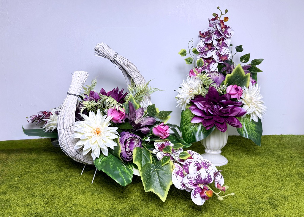 elegancka wiązanka na cmentarz sylikonowe storczyki kremowe malinowe dalie nowoczesne stroiki ze sztucznych kwiatów stroik na cmentarz kwiaty na cmentarz kosz półksiężyc Kwiaty pro polskie rękodzieło dekoracja na nagrobek malinowa symfonia