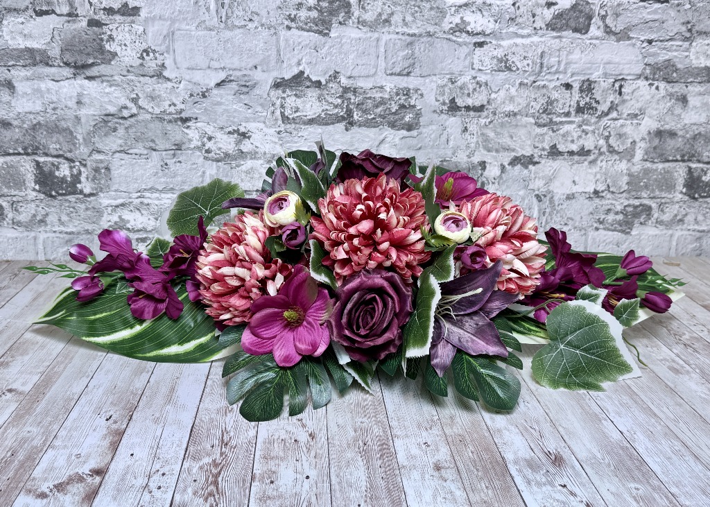 purpurowy sen purpurowo rozowa jesienna kompozycja na pomnik wiazanka na cmentarz na wszystkich swietych rozowa chryzantema ciemna roza kalia nowoczesne stroiki ze sztucznych kwiatów stroik na cmentarz kwiaty na cmentarz